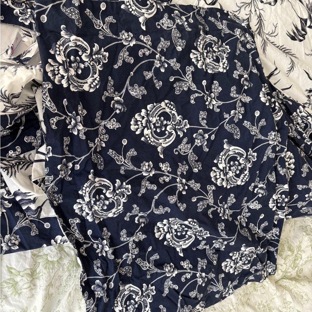 Isaac Mizrahi Navy and White Floral Duvet Cover Pillow Shams Reversible King - Picture 6 of 12